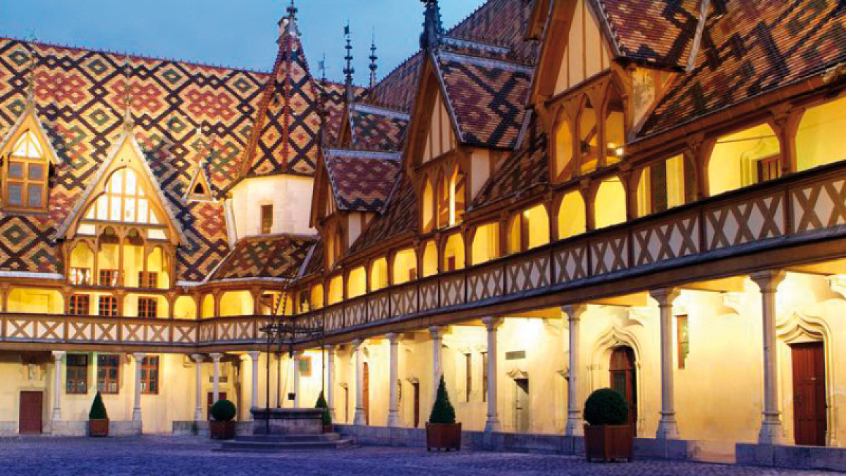 02-Hospice-de-beaune-cour_et_toits.jpg 02-Hospice-de-beaune-cour_et_toits.jpg